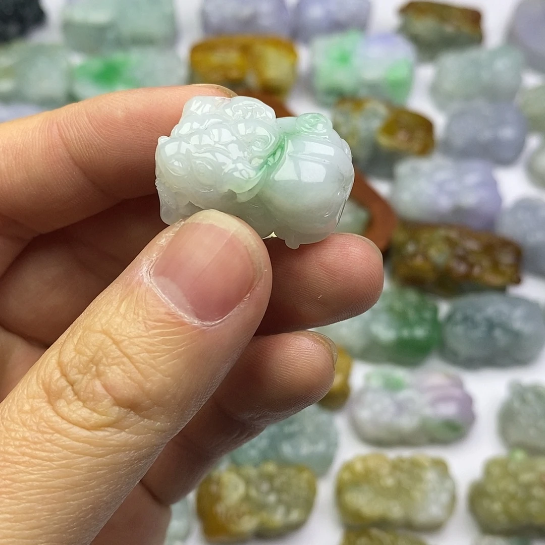 翡翠未镶嵌颈饰貔貅