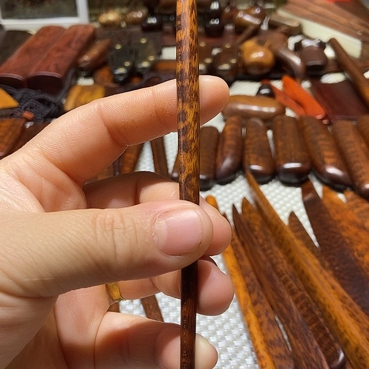 南美蛇纹木发簪一根