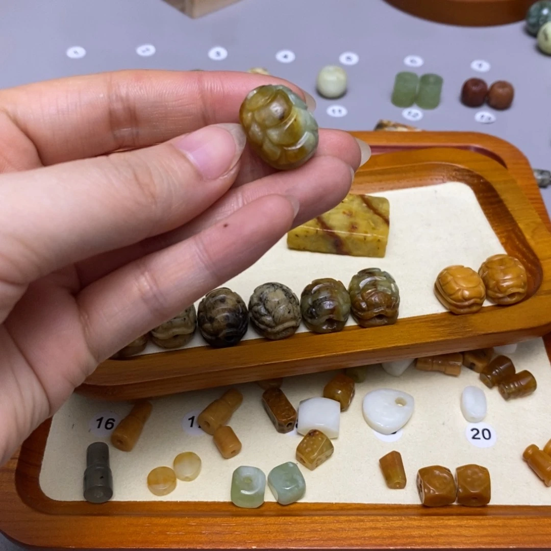 蛇纹石玉配饰合金萍