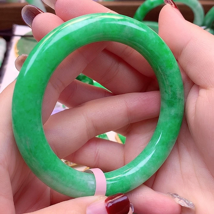 翡翠手镯未镶嵌翡翠