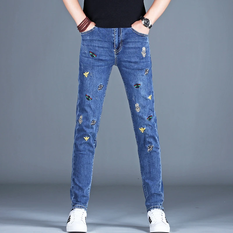 夏季新款小蜜蜂刺绣牛仔裤男潮流痞帅小脚裤时尚修身深蓝色直筒裤
