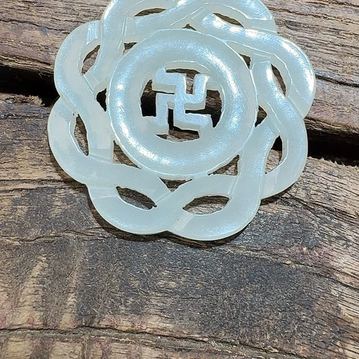 和田玉（糖玉）颈饰未镶嵌?***。