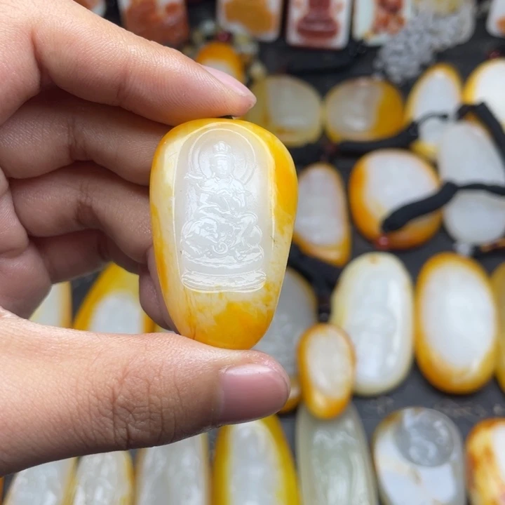 多****和田玉未镶嵌颈饰