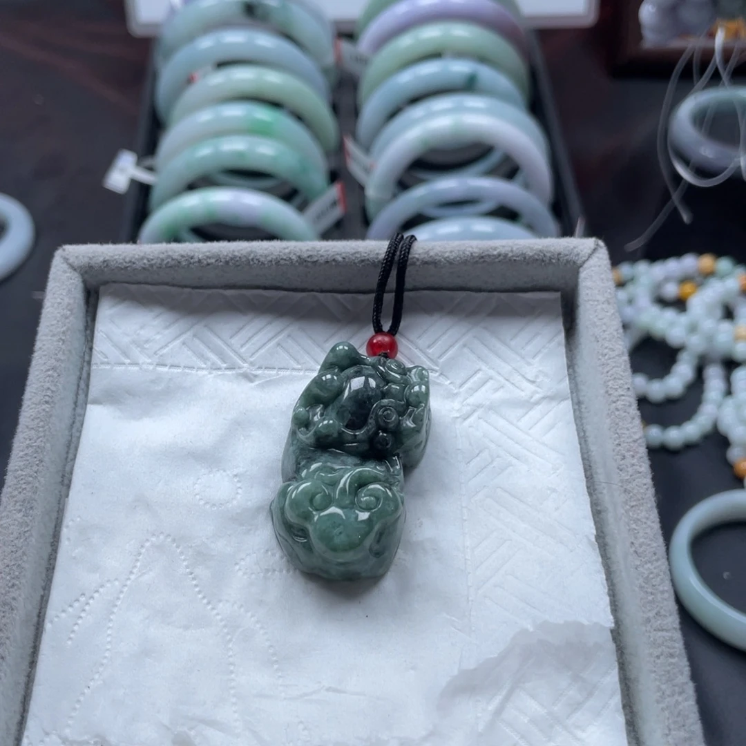 翡翠未镶嵌颈饰貔貅