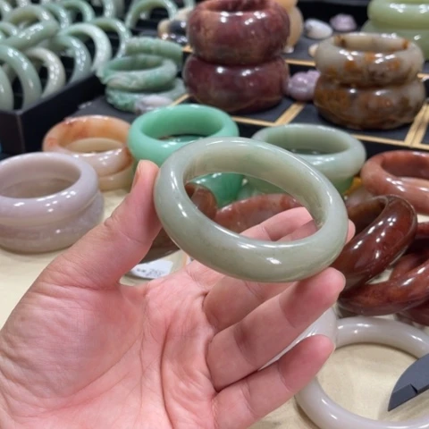 未镶嵌手镯石英质玉