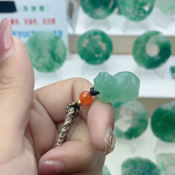 颈饰未镶嵌石英质玉