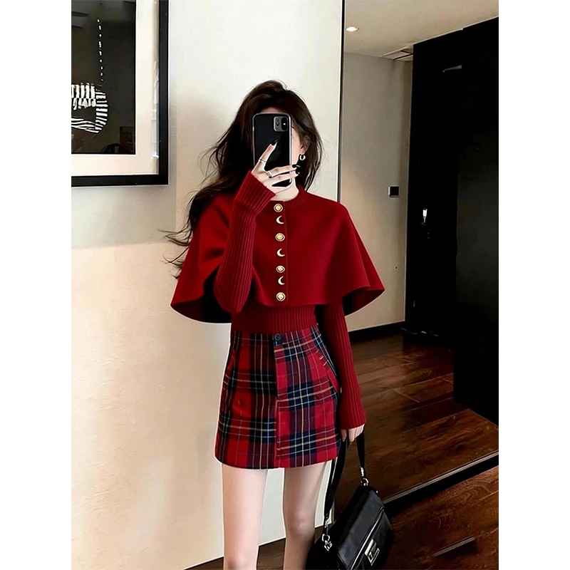 巨好看的两件套冬装2025年新款爆款小香风红色叠穿显瘦斗篷针织衫