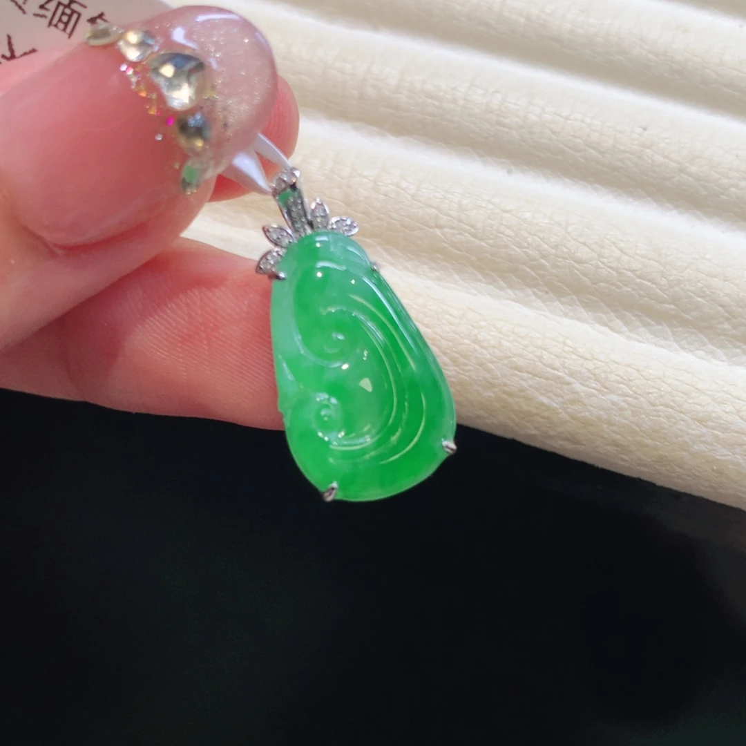 翡翠18K金镶嵌颈饰