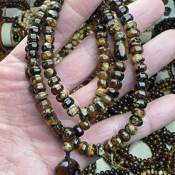 兔***乖琥珀未镶嵌颈饰抚顺琥珀花蜡多棱