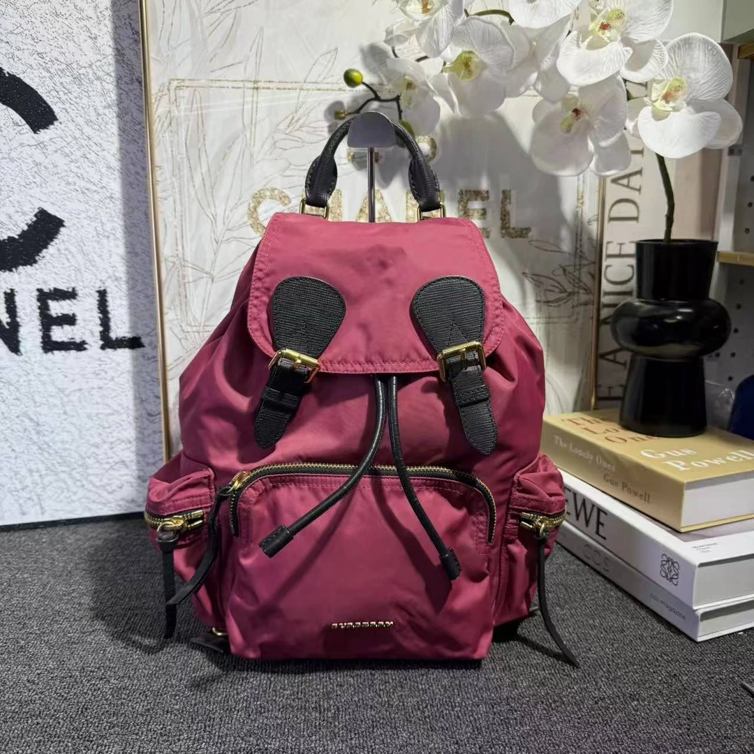 95新 BURBERRY/博柏利 枚红色双肩包G25100892尺寸21x31