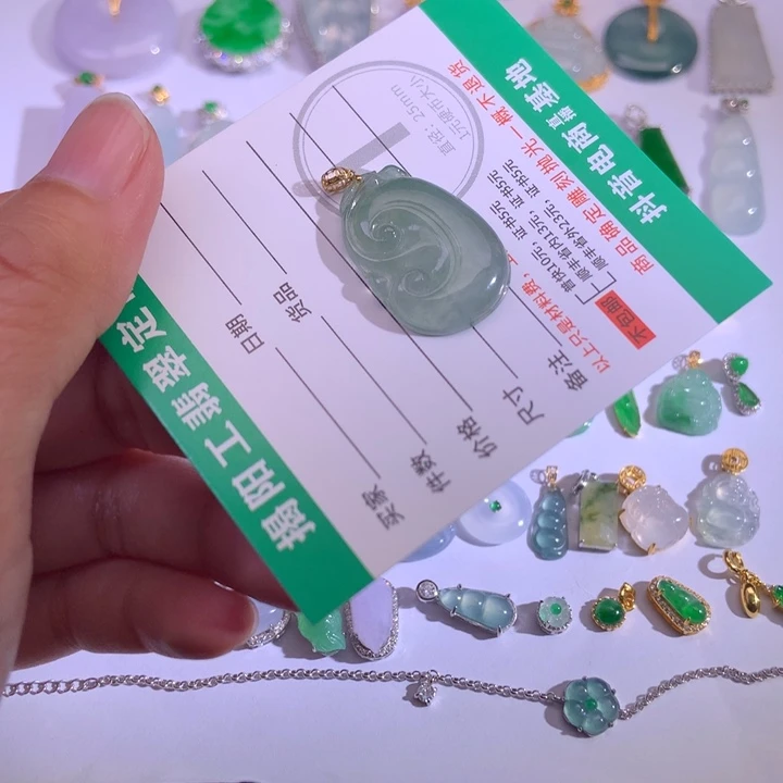 翡翠18K金镶嵌颈饰