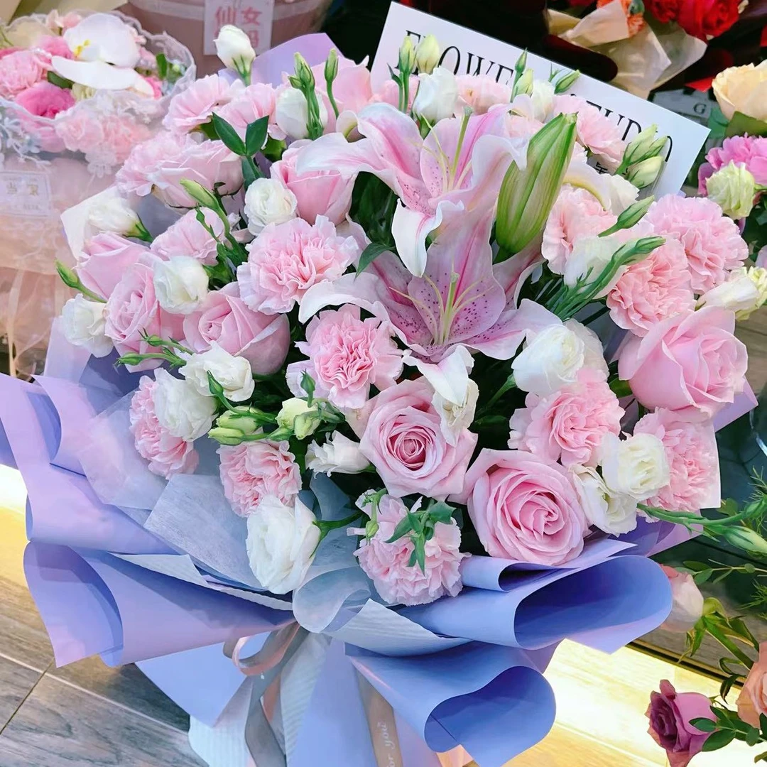 女神节花礼: 百合康乃馨混搭花束