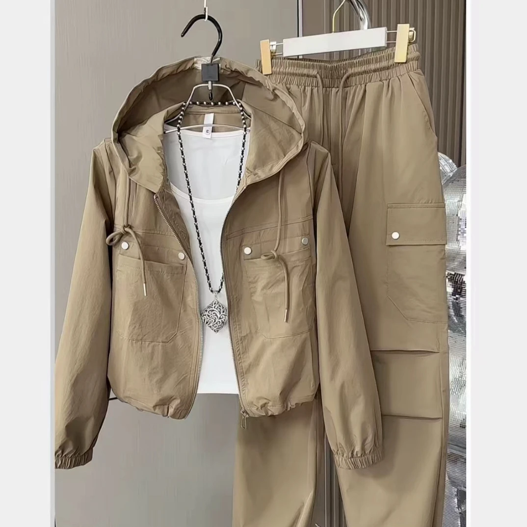 秋季连帽外套搭配条纹背心与阔腿裤的洋气休闲套装