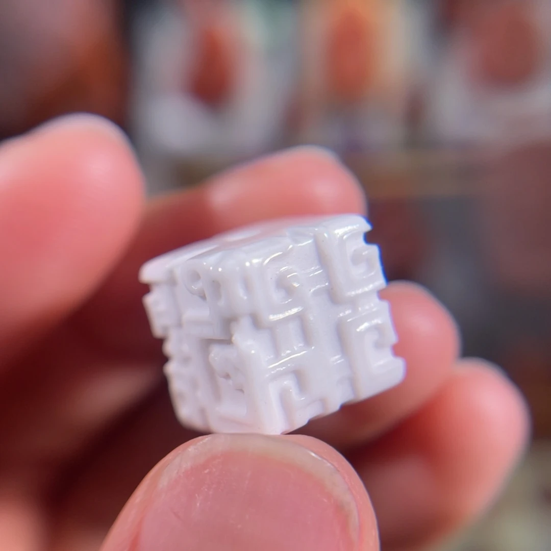 石英质玉（黄龙玉）未镶嵌缅黄白瓷方棱龙珠11.9不退不换