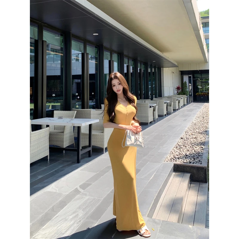 2025新款韩系气质优雅纽扣V领修身显身材五分袖连衣裙包臀长裙女