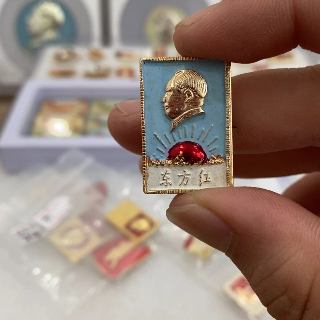 其他普通金属红色纪念章带蓝色东方红