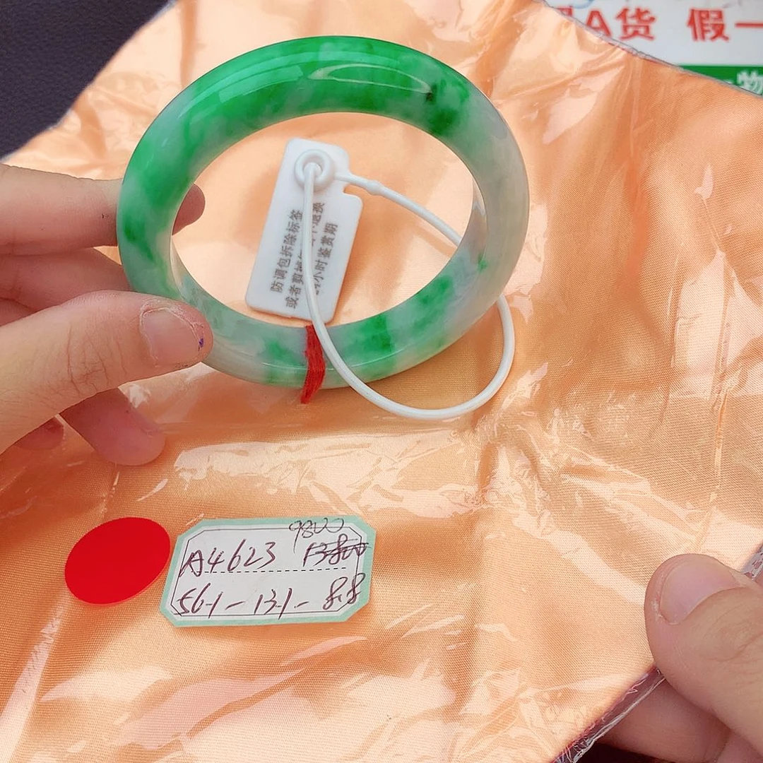 翡翠手镯足铂镶嵌我