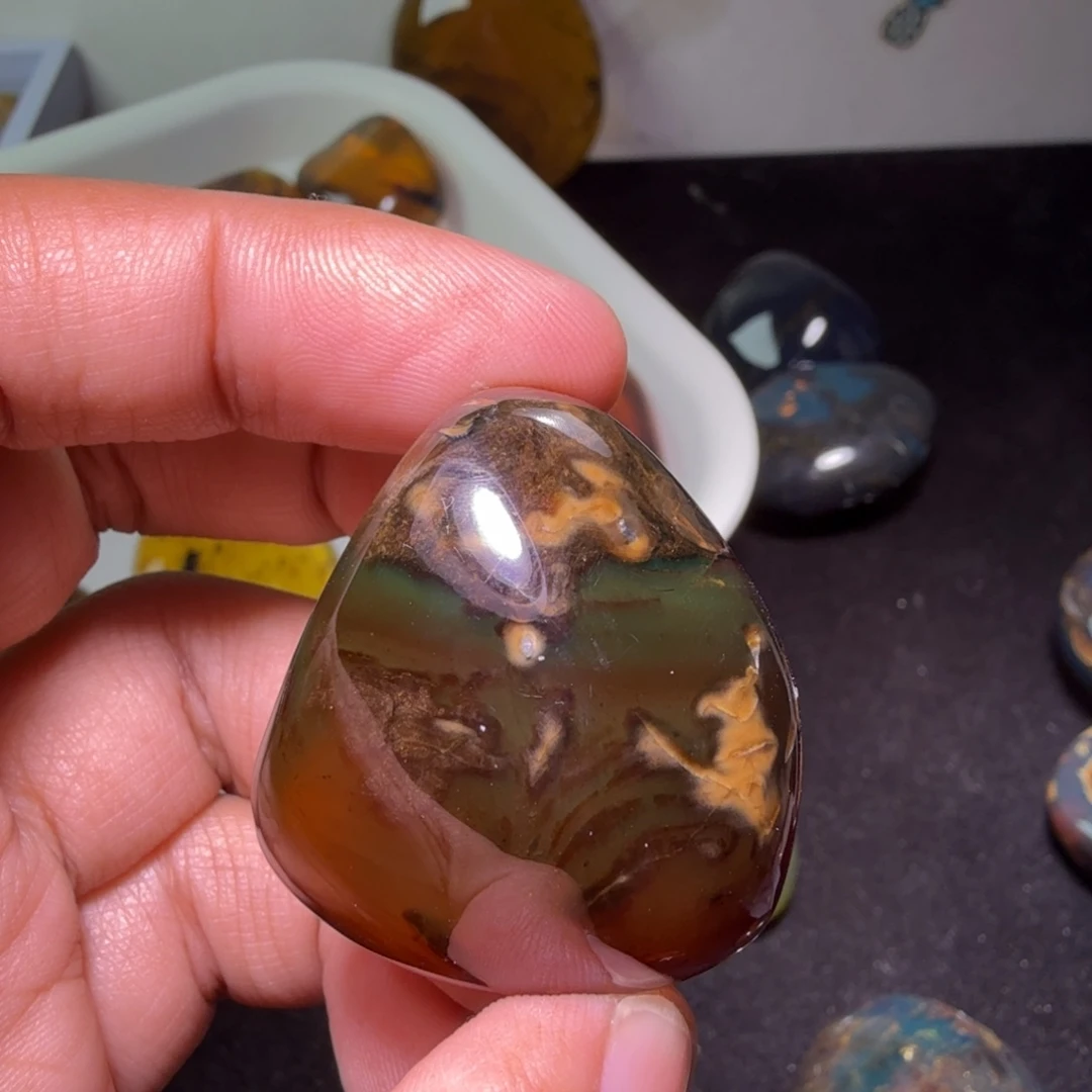 琦***玥琥珀未镶嵌裸石，，