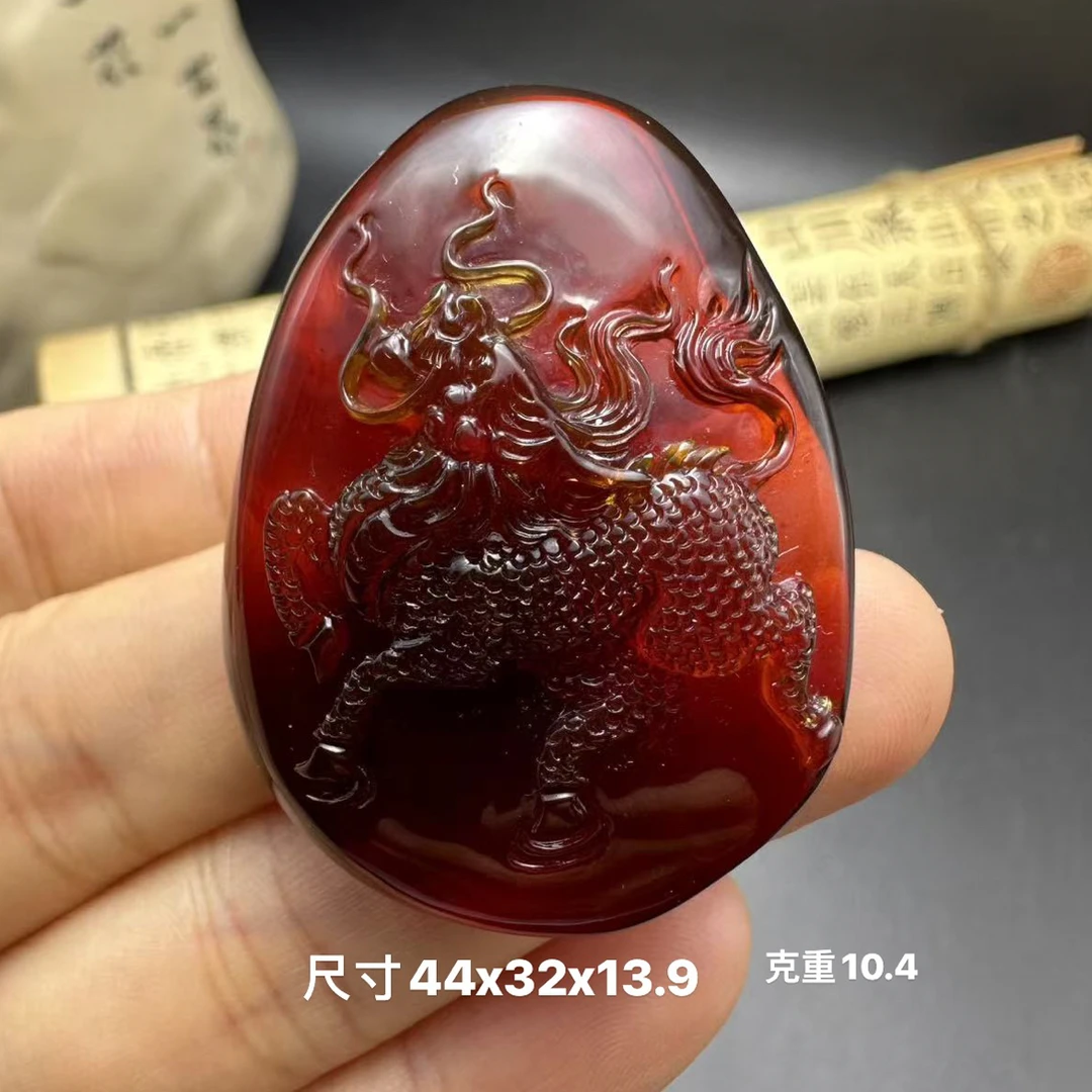 缅甸天然琥珀大师工血珀雕刻麒麟吊坠挂件