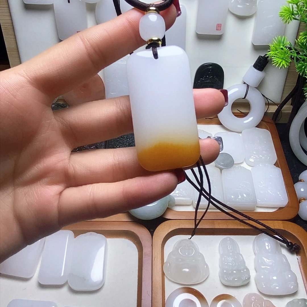 石英质玉（金丝玉）颈饰未镶嵌夜*