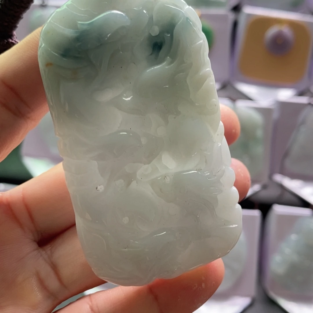 翡翠未镶嵌颈饰龙
