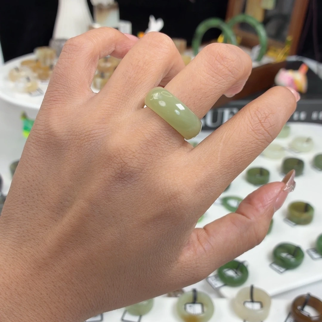 和田玉（糖玉）未镶嵌戒指Q81果绿轮胎17.2不退换14.5码