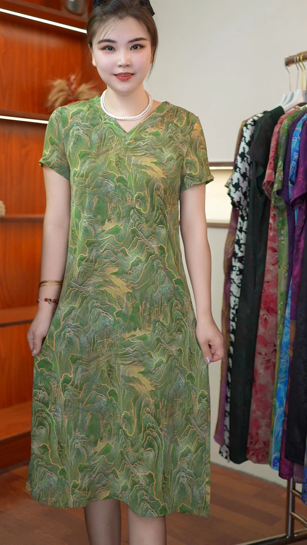 【绿色山水画】2025夏季新款妈妈装时尚遮肉显瘦连衣裙