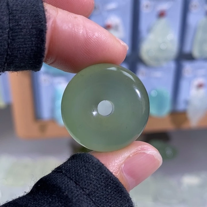 岫玉未镶嵌颈饰吊坠