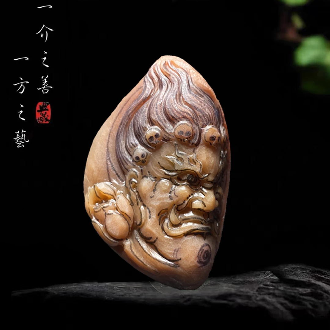 恒荣翡翠工作室定制展示：糯冰橘红色《一念之间》毛胚精修挂件