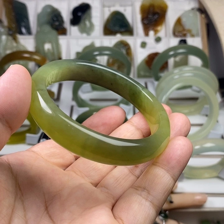 蛇纹石玉未镶嵌手镯