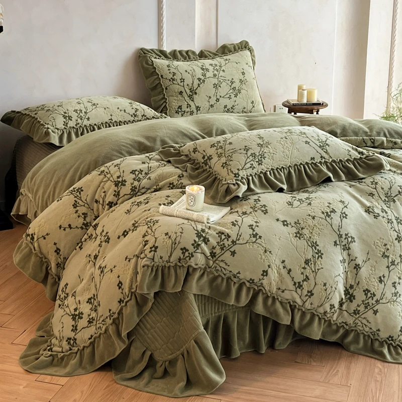 2025新款冬季法式赫本风牛奶绒花边床盖床单款加大保暖床上四件套