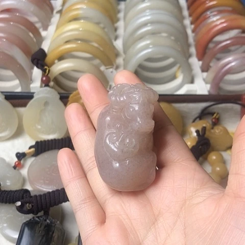 石英质玉未镶嵌颈饰