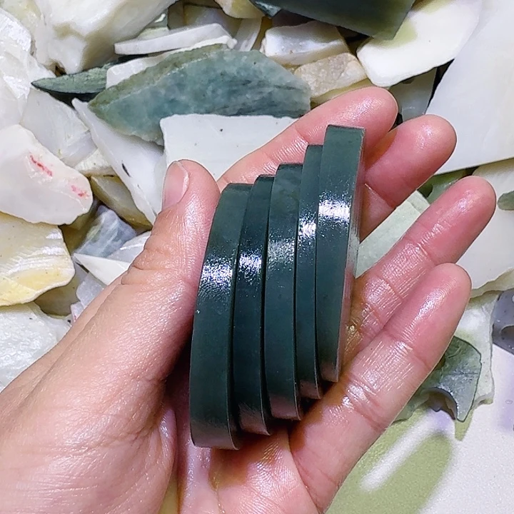 ****猬和田玉（糖玉）未镶嵌颈饰