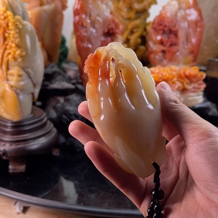 上***缘寿山石富在眼前手把件