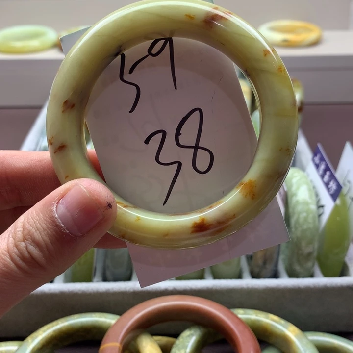 蛇纹石玉手镯9K金镶嵌茉**井