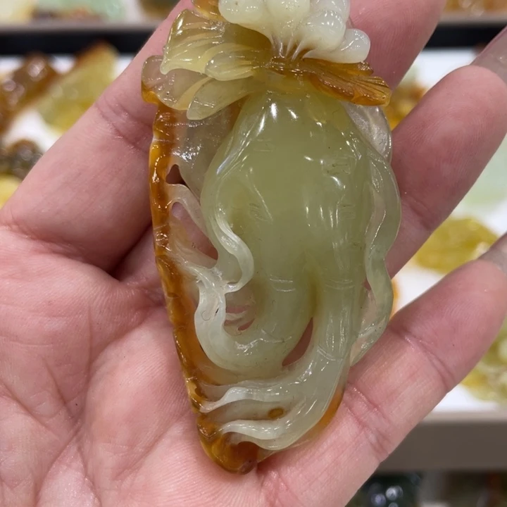 沐****蛇纹石玉未镶嵌颈饰