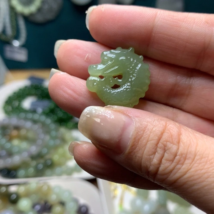 颈饰未镶嵌和田玉（糖玉）