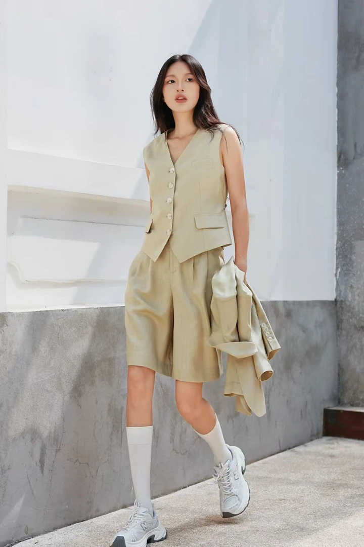 夏装卡其色亚麻马甲短裤时尚套装尽显高级感与松弛感