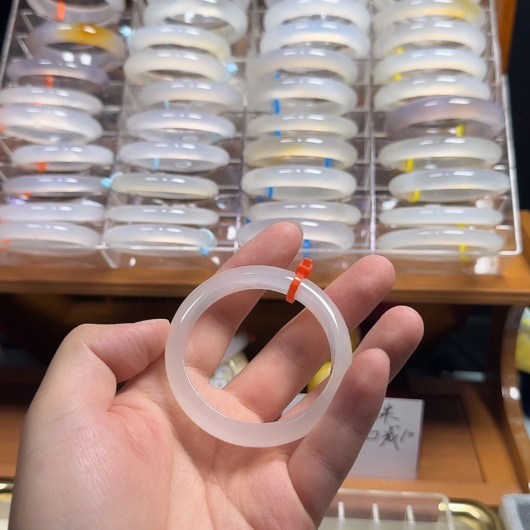 艾***山玛瑙/玉髓未镶嵌手镯