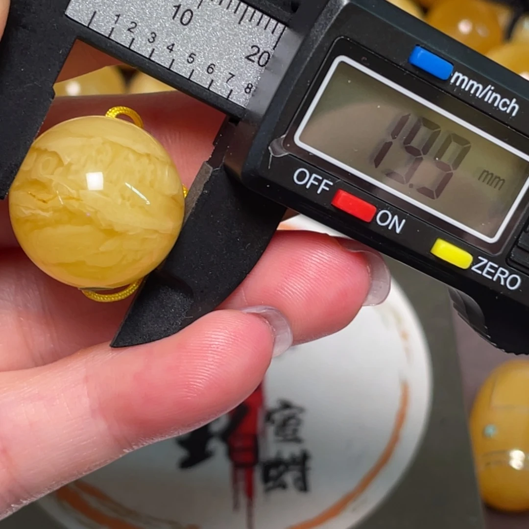 未镶嵌琥珀裸石微瑕180