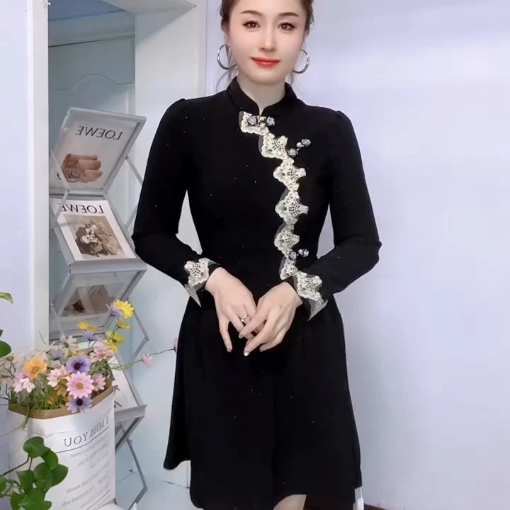 秋冬高级感收腰显瘦雕花满天星盘扣气质连衣裙女新中式设计连衣裙