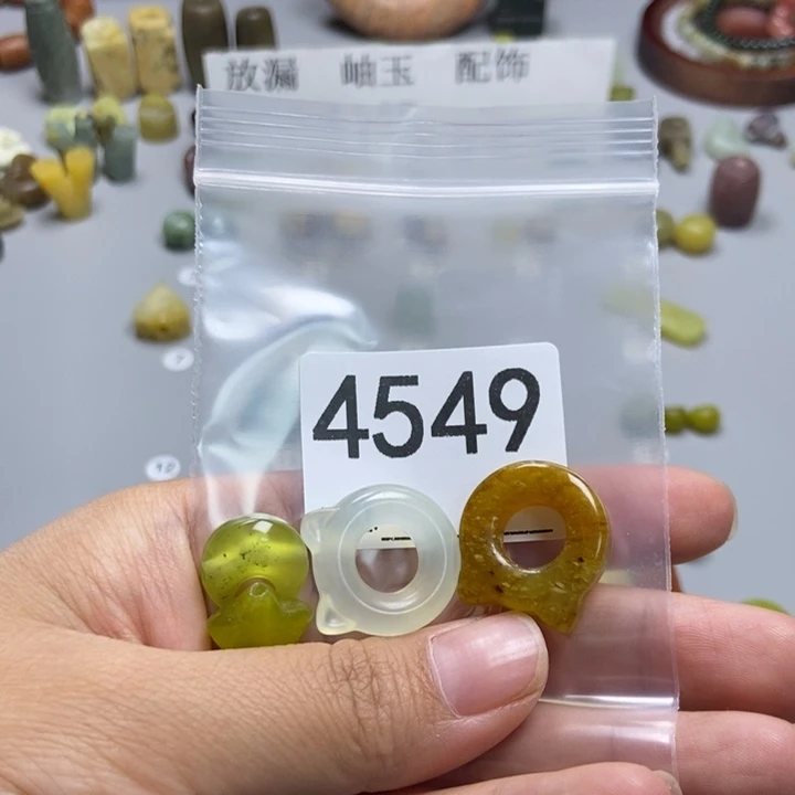 玉***贝未镶嵌蛇纹石玉颈饰