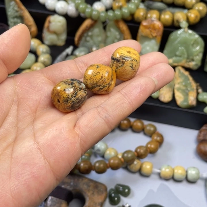 透闪石质玉珠未镶嵌文*