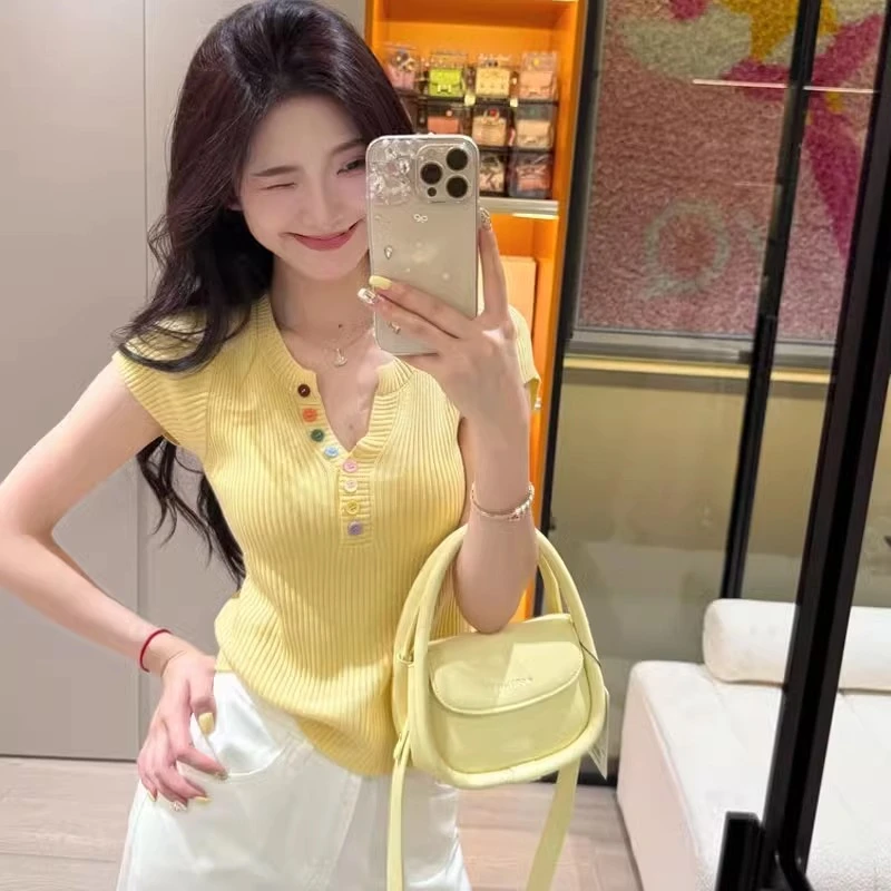 韩版彩色纽扣V领小香风针织衫女2025夏新款减龄时尚别致显瘦上衣