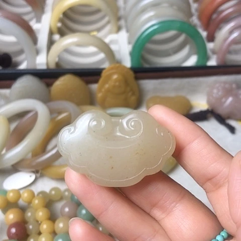 石英质玉未镶嵌颈饰