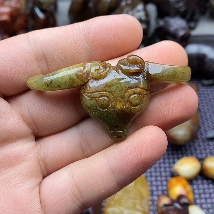 蛇纹石玉未镶嵌颈饰