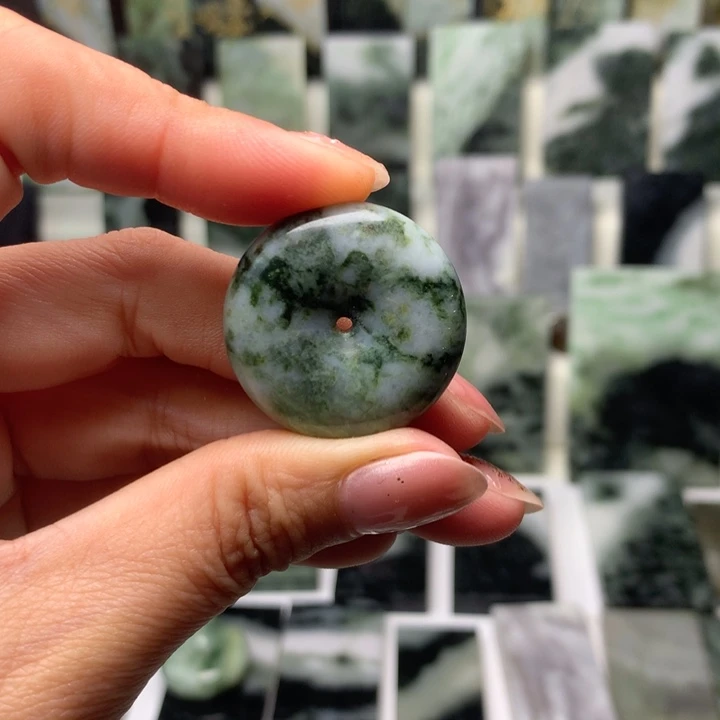 独山玉颈饰未镶嵌