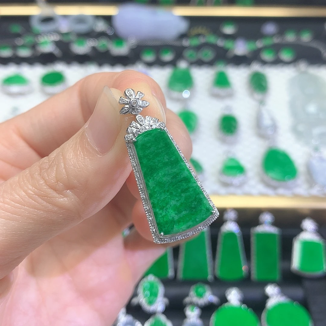 颈饰18K金镶嵌翡翠吊坠