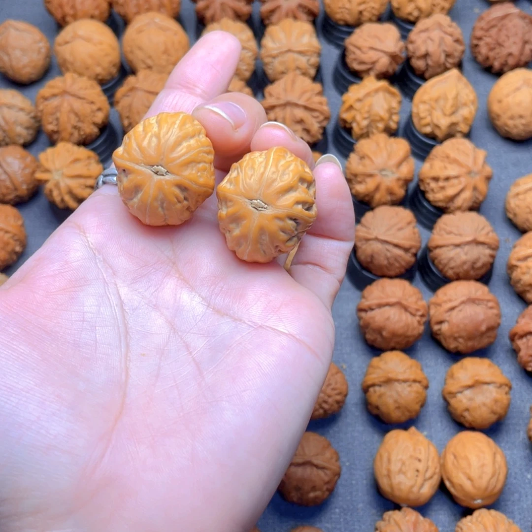 自***心核桃文玩把件小元宝