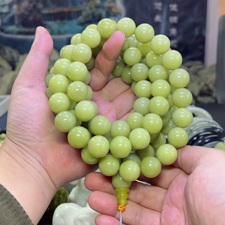 蛇纹石玉颈饰未镶嵌喀*沁